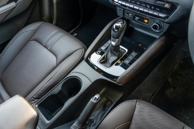 Màn hình cảm ứng 9 inch của hệ thống thông tin giải trí, hỗ trợ kết nối Apple CarPlay/Android Auto, hệ thống định vị vệ tinh, camera lùi, lẫy chuyển số sau vô lăng, nút bấm khởi động máy, mở cửa không cần chìa khóa, điều hòa tự động 2 vùng, gương chiếu hậu chống chói