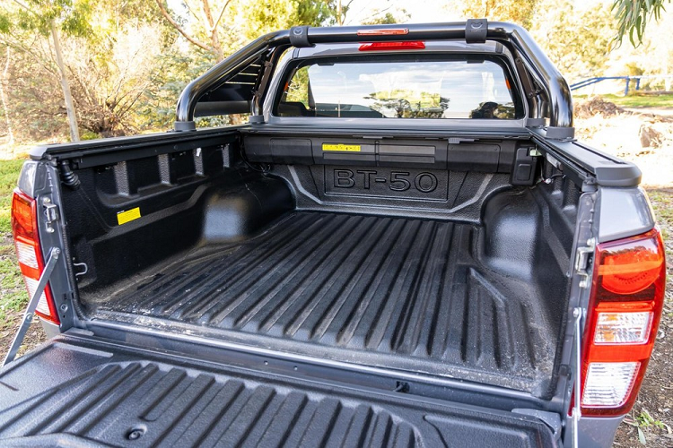 Ngoài ra, xe còn có khóa vi sai tiêu chuẩn trên cầu sau cũng như hệ dẫn động 4 bánh có thể chuyển giữa chế độ cầu cao và cầu thấp. Hệ thống hỗ trợ đổ đèo cũng được trang bị cho mẫu xe này để cải thiện khả năng off-road.