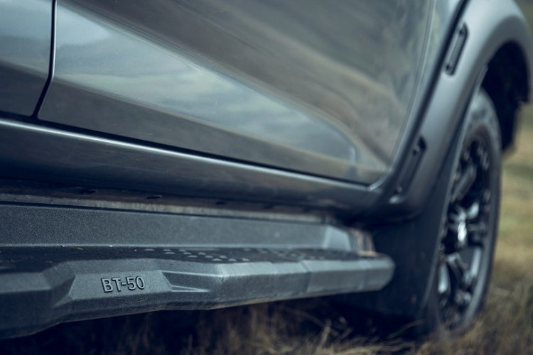 Thêm vào đó là thanh vai bò "cao cấp" trên thùng sau, nắp thùng sau cuộn chỉnh điện và lớp phủ thùng sau. Đề-can "Thunder" trên chắn bùn sau là đặc điểm nhận dạng cho phiên bản này.