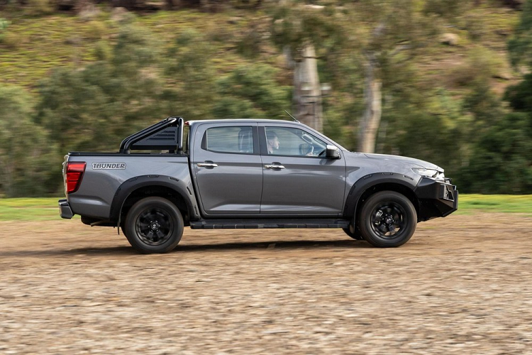 Khi mua Mazda BT-50 Thunder 2021, khách hàng Úc có thể chọn các màu sơn ngoại thất như trắng Ice White, đen True Black Mica, bạc Ingot Silver Metallic, xám Concrete Grey Mica, xanh dương Gun Blue Mica, xám Rock Grey Mica và đỏ Red Volcano Mica.