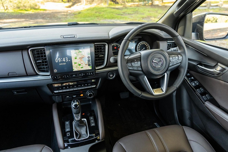 Với động cơ kể trên, Mazda BT-50 Thunder 2021 tiêu thụ lượng nhiên liệu trung bình 7,7 lít/100 km ở bản số sàn và 8 lít/100 km ở bản số tự động. Tải trọng của xe là 897 kg ở bản số sàn và 887 kg ở bản số tự động.