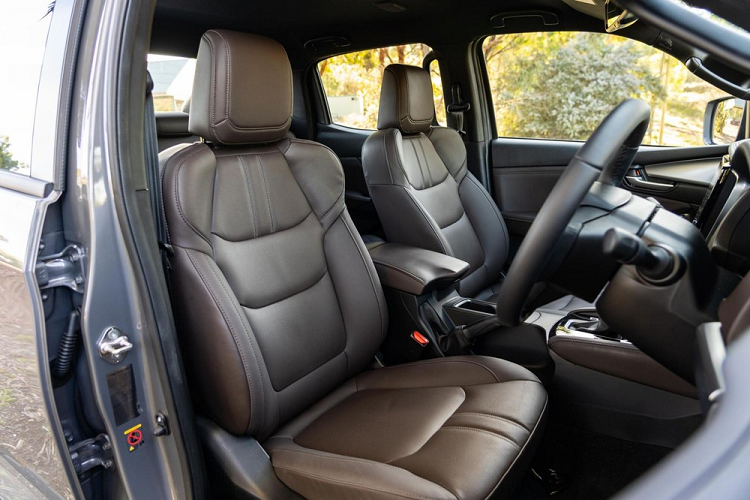 Cuối cùng là những trang bị an toàn như cảm biến đỗ xe phía trước, hệ thống kiểm soát hành trình thích ứng, phanh khẩn cấp tự động, cảnh báo lệch làn đường, hỗ trợ giữ làn đường, phát hiện điểm mù, cảnh báo phương tiện cắt ngang khi lùi, cảnh báo mất tập trung cho người lái và 8 túi khí.