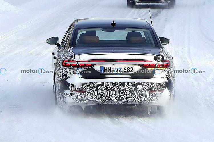 Về thiết kế, mẫu sedan siêu sang Audi A8 Horch cũng sẽ không mấy khác biệt so với nguyên mẫu A8 nhưng được tinh chỉnh thêm về mặt trang bị và bổ sung thêm các tấm ốp crome nhằm mang tới cái nhìn sang trọng, bề thế cho xe.