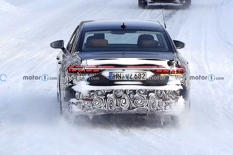 Về thiết kế, mẫu sedan siêu sang Audi A8 Horch cũng sẽ không mấy khác biệt so với nguyên mẫu A8 nhưng được tinh chỉnh thêm về mặt trang bị và bổ sung thêm các tấm ốp crome nhằm mang tới cái nhìn sang trọng, bề thế cho xe.