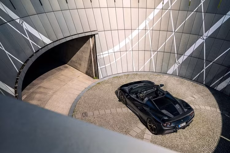 Về hiệu suất, khối động cơ tăng áp kép V8 3.9L trên siêu xe mui trần Ý đã được nâng cấp để cho ra công suất 791 mã lực và mô-men xoắn cực đại 898 Nm, thay vì 710 mã lực và 770 Nm như nguyên bản.