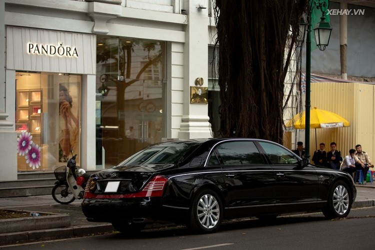 Maybach 62S được trang bị khối động cơ V12 6.0 lít, cho công suất 612 mã lực, mạnh hơn 62 mã lực so với phiên bản tiêu chuẩn và mô-men xoắn cực đại 1.000 Nm. Mặc dù nặng tới 2.880 kg, Maybach 62S vẫn có thể tăng tốc từ 0-100 km/h trong 4,9 giây. Mức giá xe Maybach 62S tại Việt Nam vào thời điểm năm 2015 -2016 bán ra khoảng hơn 20 tỷ đồng.