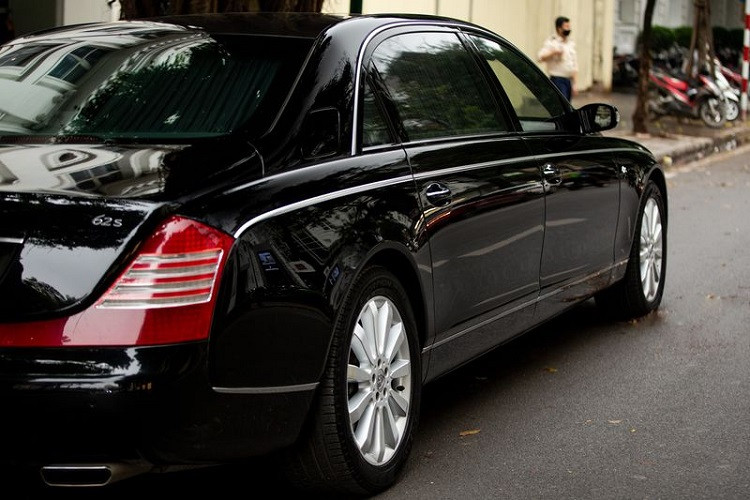 Mẫu xe siêu sang Maybach 62S là phiên bản sang trọng hơn so với bản 62 thường, với hậu tố “S” được lý giải là viết tắt của từ “Special” (Đặc biệt). Về tổng thể ngoại thất, Maybach 62S khác phiên bản thường ở cụm lưới tản nhiệt có ít nan hơn.