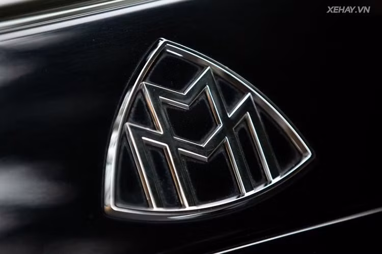 Chiếc Maybach 62S trong bài viết được sản xuất trong giai đoạn từ năm 2006-2010. Với trang bị đặc trưng ở ngoại thất là cụm đèn pha Bi-Xenon hiện đại nhất thời bấy giờ.