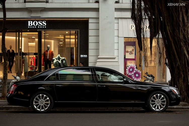 Nếu so sánh Maybach 62S với Rolls-Royce Phantom EWB (phiên bản trục cơ sở dài) ta có thể nhận ra sự khác biệt rõ ràng về chiều dài, Maybach 62s có chiều dài tổng thể đạt 6.171 mm; còn Rolll-Royce Phantom VII EWB chỉ đạt 6.092 mm. Bên cạnh đó, Maybach nhắm tới đội tượng khách hàng trẻ hơn, có xu hướng trải nghiệm và sử dụng các tiện nghi hiện đại, sang trọng và đằng cấp.