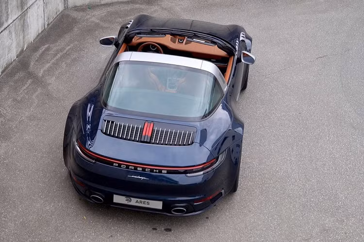 Ngoại thất của siêu xe Porsche 911 Targa được làm mới với phần thân rộng làm từ sợi carbon. Bề ngang tại cầu trước được mở rộng thêm 80 mm, và bề ngang thân sau tăng thêm 40 mm.