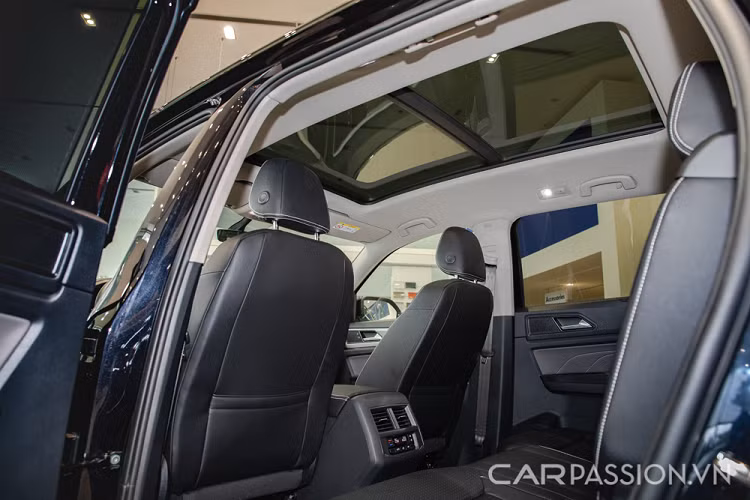 Điểm nhấn của Volkswagen Teramont là hàng ghế thứ 2 và thứ 3 đều cho không gian ngồi rộng rãi. Với người cao 1m75 và cân nặng 83 kg thì việc ra/vào hoặc ngồi ở hàng ghế thứ 3 không có dấu hiệu chùng chân.