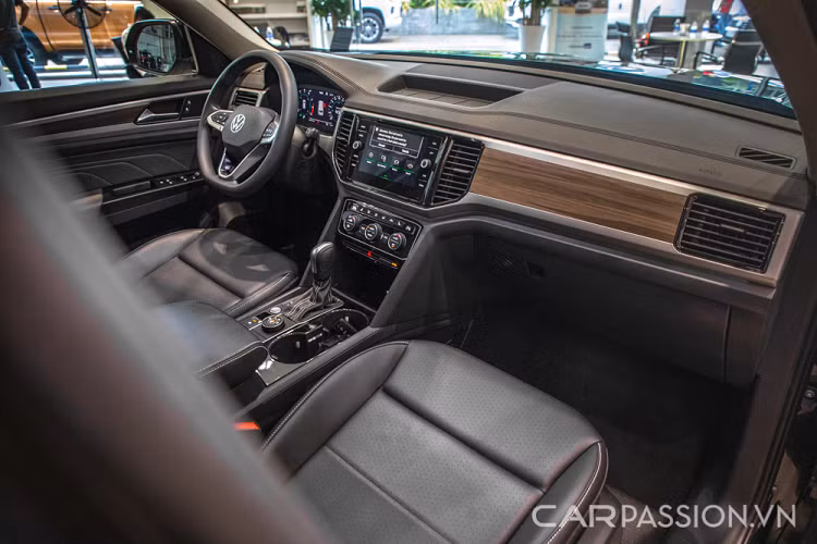 Thiết kế nội thất Teramont là vừa đủ và tiện dụng cho hành khách. Cụm vô-lăng thiết kế mới cho cảm giác cầm nắm chắc chắn, các phím bấm có độ nẩy tốt, cùng cách bố trí hợp lý. Xe có trang bị phanh tay điện tử, hệ thống điều hòa có lọc không khí, hệ thống giải trí với 9 loa cho âm thanh ấn tượng,...