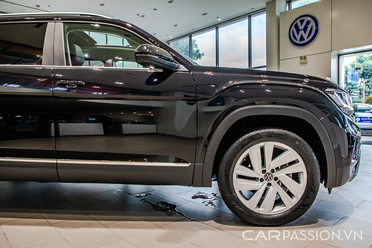 Cụm đèn cũng được Volkswagen ưu ái khi sở hữu công nghệ IQ.Light, mỗi cụm đèn pha bao gồm 128 bóng LED được điều khiển riêng biệt, trong đó đèn chiếu xa gồm 27 bóng LED, đèn gần gồm 48 bóng, 75 bóng LED còn lại là đèn định vị ban ngày, xi-nhan và đèn mở rộng góc chiếu.