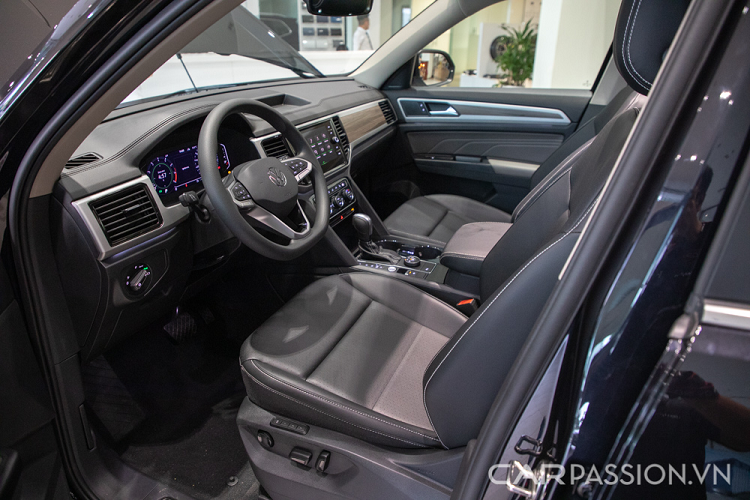 Các chất liệu trong nội thất được dùng là gỗ, thanh kim loại phay xước và da. Tông màu nội thất với 2 tùy chọn là Đen và Nâu. Cả hai ghế trước có chỉnh điện, riêng ghế tài chỉnh được 10 hướng. Cả 2 đều có tính năng sưởi ghế. Ghế thiết kế ôm người và đỡ hông nên dù có di chuyển hành trình dài cũng không cảm thấy mệt.