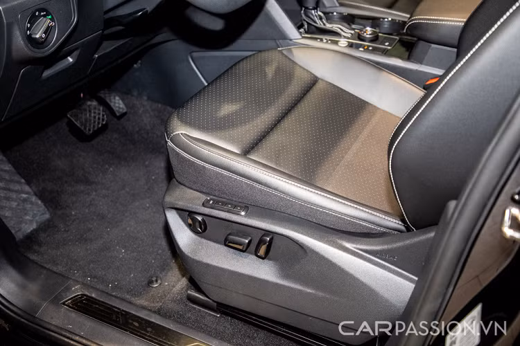 Ngồi thử hàng ghế thứ 3, đầu gối vẫn còn rộng khá nhiều dù chưa điều chỉnh hàng ghế thứ 2. Xe có hệ thống điều hòa 3 vùng độc lập, vậy nên hàng ghế thứ 2 và thứ 3 có thể tùy chỉnh mức độ làm lạnh rất tiện dụng. Cửa gió hàng ghế thứ 2 ở bệ tỳ tay người lái và cửa gió hàng thứ 3 nằm ở cột C.