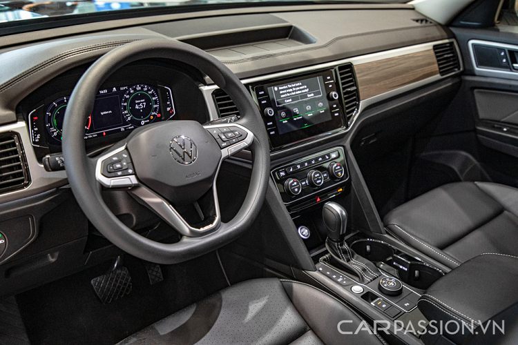 Bộ mâm của Teramont có kích thước 20 inch, dù nhiều ý kiến cho rằng kiểu mâm chưa đẹp nhưng nhìn tổng thể sẽ thấy sự hài hòa. Gương chiếu hậu chỉnh điện, tự sấy, tự động điều chỉnh khi lùi xe.