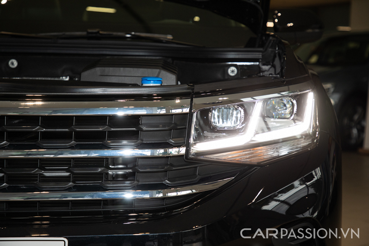 Hộp số tự động 8 cấp thế hệ mới nhất cũng giúp Teramont mạnh mẽ và cải thiện sự mượt mà trong quá trình tăng hoặc giảm số. Lực kéo được cải thiện hơn và tất nhiên cảm giác lái sẽ ấn tượng đúng với đặc trưng Volkswagen. Về ngoại hình thì dễ dàng nhận thấy các thay đổi của Teramont phiên bản nâng cấp so với thế hệ trước là cụm lưới tản nhiệt 3 thanh với dạng răng cưa và dải đèn LED ban ngày kiểu dáng chữ đổi thành chữ L.