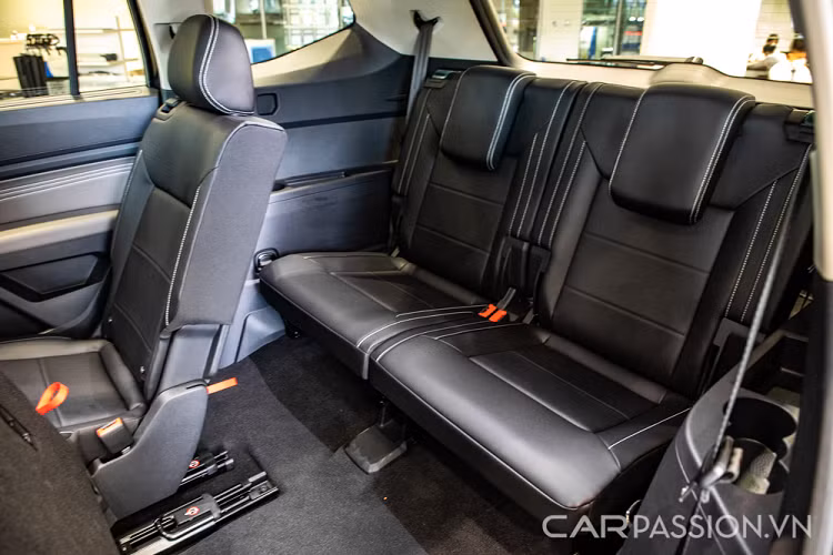 Cụm đèn hậu với hoạ tiết mới và cản trước sau cũng có nhiều tinh chỉnh giúp xe trong mạnh mẽ và hiện đại hơn. Có thanh mạ crom kéo dài nối liền 2 phần đèn, cùng với ống xả kép.