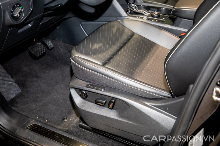 Cửa sổ trời toàn cảnh là điểm thú vị trên Teramont. Không phải vì sự mới lạ với cửa sổ toàn cảnh mà chính nhờ trang bị này giúp hành khách trên xe cảm thấy thoải mái hơn, chuyến hành trình dài cũng không còn cảm giác tù túng và mệt mỏi.