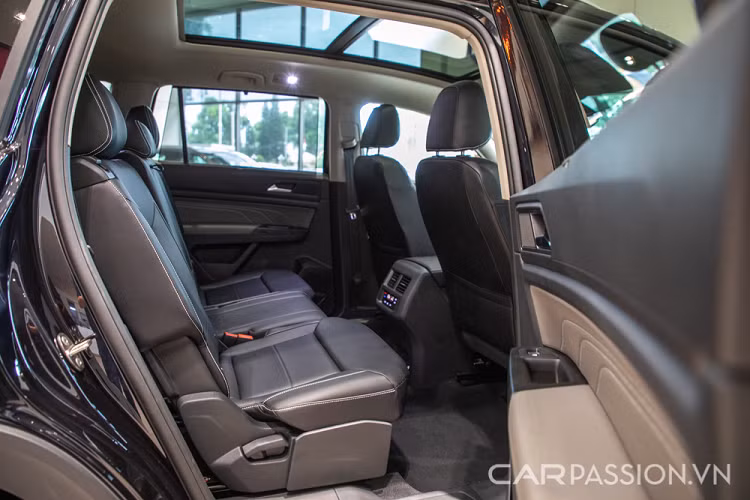 Khoang hành lý là điểm cộng của Teramont. Dung tích cốp là 583L dư sức để các hành lý của 7 người trong các chuyến đi 2-3 ngày. Nếu cần không gian rộng hơn có thể gập phẳng hàng ghế thứ 2 và thứ 3 để tăng dung tích lên 2.741l.