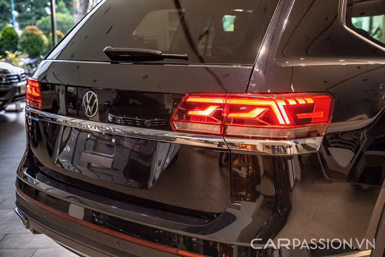 Đáng tiếc Volkswagen Teramont 2021 tại Việt Nam không được trang bị an toàn chủ động và camera 360 độ, ghế sưởi hàng thứ 2,... Tuy nhiên, với mức giá 2,349 tỷ đồng, Volkswagen Teramont 2021 vẫn là mẫu xe hấp dẫn nếu bạn đang tìm kiếm chiếc SUV 7 chỗ cỡ lớn, có hệ dẫn động 4 bánh toàn thời gian, có không gian đủ cho 7 người và hành lý, xe nhập khẩu và đến từ thương hiệu Đức
