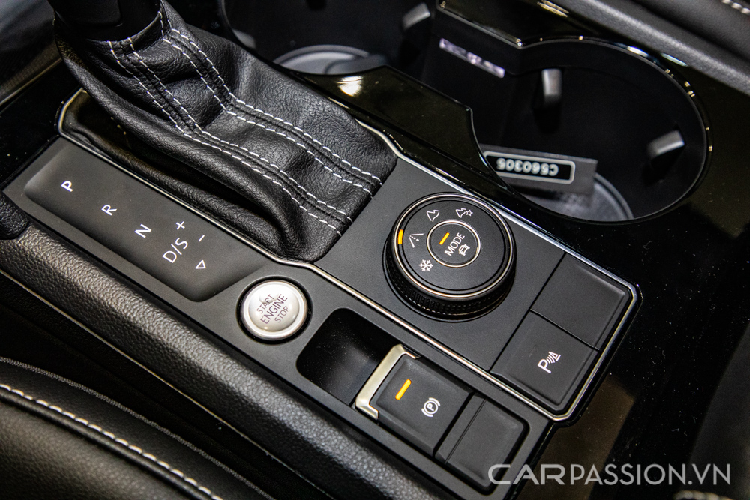 Volkswagen Teramont tại Việt Nam có duy nhất 1 phiên bản động cơ 2.0L, công suất 220 mã lực và mô-men xoắn cực đại 350 Nm. Điểm đặc biệt là động cơ TSI sẽ tối ưu mô-men xoắn cực đại ở những dải vòng tua thấp từ 1.600-4.000 vòng/phút. Theo cảm quan khoang máy có vẻ như trống trải khá nhiều, tuy nhiên nếu như Volkswagen mang Teramont phiên bản 3.6L thì mức giá thuế sẽ khiến giá xe không hề dễ chịu như lúc này.