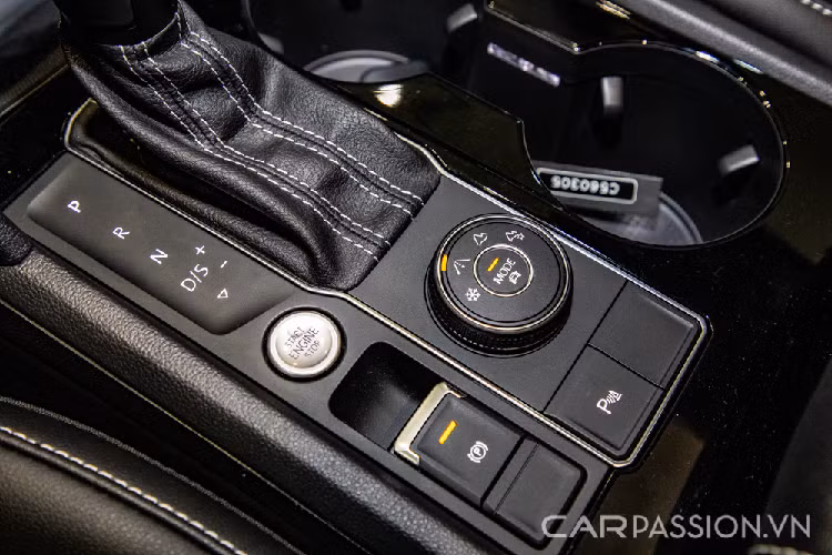 Volkswagen Teramont tại Việt Nam có duy nhất 1 phiên bản động cơ 2.0L, công suất 220 mã lực và mô-men xoắn cực đại 350 Nm. Điểm đặc biệt là động cơ TSI sẽ tối ưu mô-men xoắn cực đại ở những dải vòng tua thấp từ 1.600-4.000 vòng/phút. Theo cảm quan khoang máy có vẻ như trống trải khá nhiều, tuy nhiên nếu như Volkswagen mang Teramont phiên bản 3.6L thì mức giá thuế sẽ khiến giá xe không hề dễ chịu như lúc này.