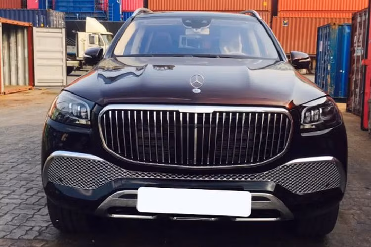 Maybach GLS 600 là phiên bản hàng đầu của dòng GLS, ngoài chương trình sơn đặc biệt chiếc SUV siêu sang còn có nhiều tính năng độc quyền có thể kể đến như lưới tản nhiệt, hốc gió cản trước, nẹp kính hông, cùng nhiều chi tiết chrome sáng bóng quanh thân xe và bộ la-zăng "hàng thửa" kích thước 22 inch.
