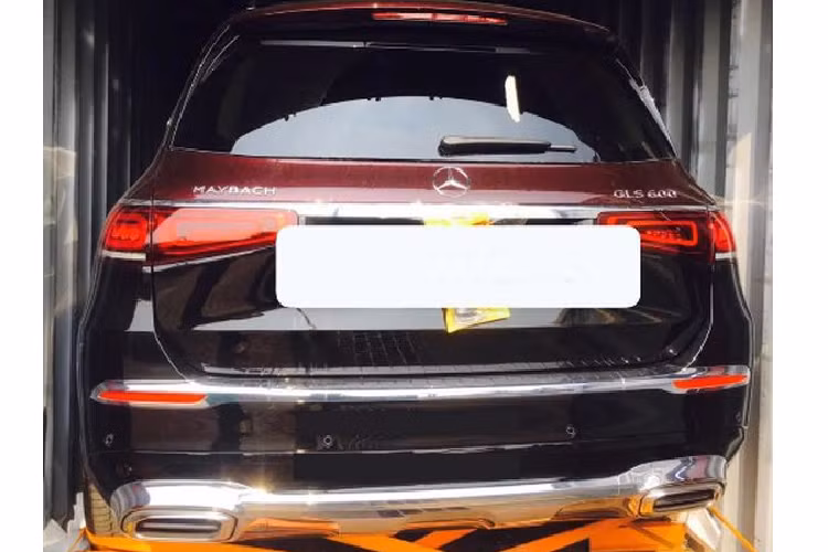 Theo những hình ảnh bên phía đại lý công bố, chiếc SUV siêu sang Mercedes-Maybach GLS 600 đầu tiên tại Việt Nam này có ngoại thất hai tông màu với màu đỏ mận ở nửa trên và nửa dưới sơn đen bóng.