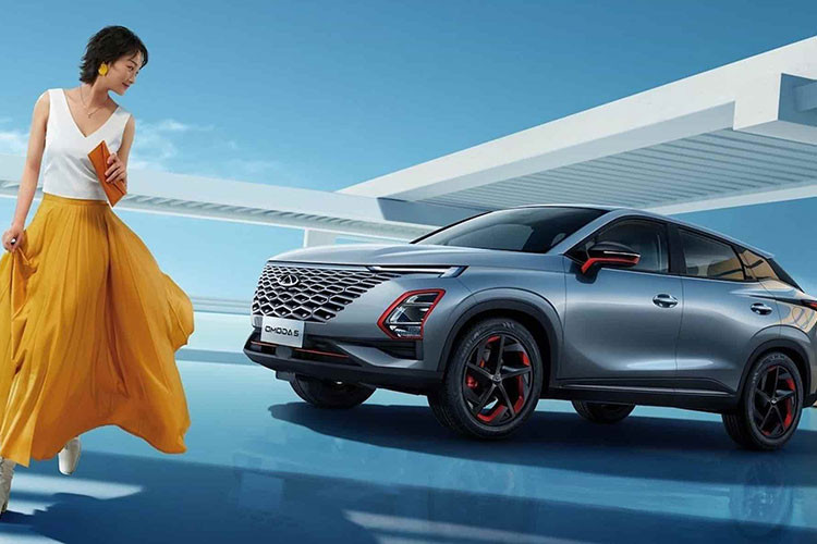 Đáng tiếc, nhà sản xuất chưa tiết lộ thông tin cụ thể gì về giá xe Chery Omoda 5 2022 và hệ truyền động của mẫu SUV này, nhưng người mua có thể mong đợi ít nhất hai tùy chọn động cơ 1.6 lít và 2.0 lít.