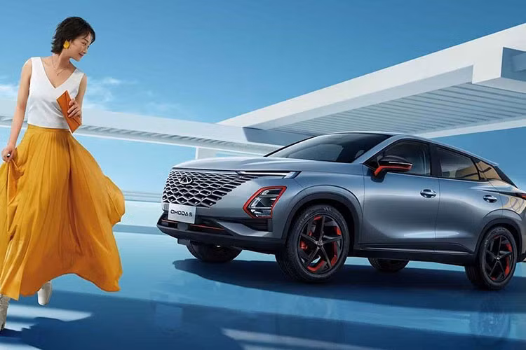 Đáng tiếc, nhà sản xuất chưa tiết lộ thông tin cụ thể gì về giá xe Chery Omoda 5 2022 và hệ truyền động của mẫu SUV này, nhưng người mua có thể mong đợi ít nhất hai tùy chọn động cơ 1.6 lít và 2.0 lít.