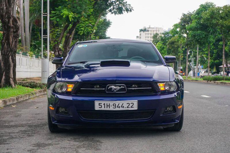 Có thể điểm mặt loạt xe của vị đại gia này - chẳng hạn như SUV siêu sang Bentley Bentayga đắt tiền hay hơn 15 xe Range Rover được mang ra độ ống thở, xe Porsche độ off-road với hàng đống đồ đạc như dao, cuốc đến xẻng được chất lên ngoại thất...