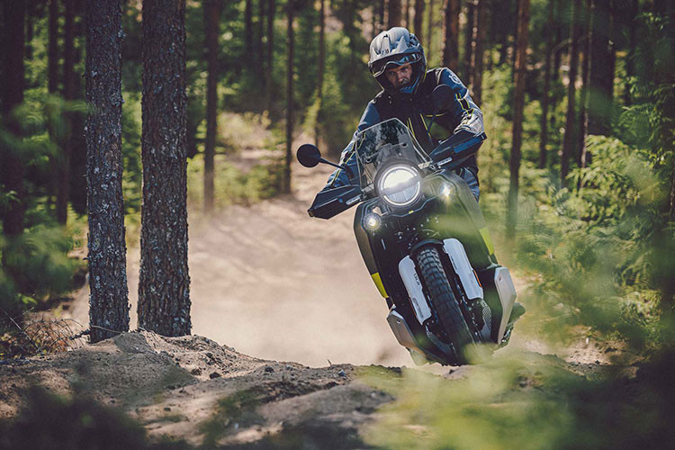 Như đã nói, "Husky" 901 Norden được phát triển từ 890 Adventure, vậy nên động cơ của xe cũng có thiết lập xylanh đôi 889cc, sản sinh công suất 103,6 mã lực và mômen xoắn cực đại 100 Nm.