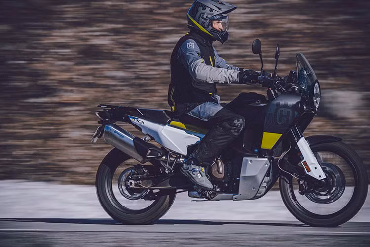 Ngoài ra, Norden 901 còn được tích hợp công nghệ giám sát hành trình, tính năng sang số nhanh 2 chiều, tính năng kiểm soát lực hãm động cơ.