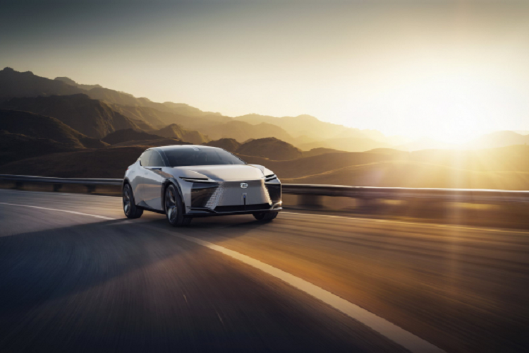 Lexus đã cam kết mở rộng danh mục các sản phẩm xe sedan và SUV. Mục tiêu của hãng là “tung ra các mẫu xe và xe thể thao mang lại cảm giác lái thú vị”. Hãng xe Nhật cũng sẽ tung ra một model mới, hứa hẹn sẽ "định nghĩa lại khái niệm tài xế riêng" và sẽ ra mắt những model hoàn toàn mới, thuộc các "loại mới chưa từng có trước đây."