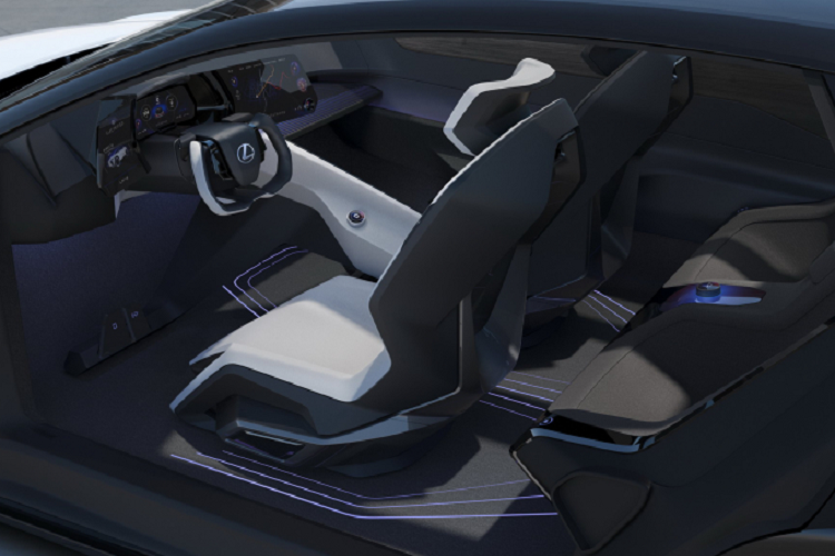 Theo hãng xe Nhật, Lexus LF-Z Electrified 2025 mới là hình mẫu về một mẫu Lexus gầm cao trong tương lai. Ngoại hình xe tương tự những chiếc coupe-crossover với nắp ca pô dài, toàn bộ thân xe vuốt mềm về phía sau. Phía trước đầu xe không có lưới tản nhiệt nhưng cách tạo hình đèn pha, các khe hút gió vẫn gợi nhớ đến kiểu tản nhiệt đồng hồ cát đặc trưng của hãng.