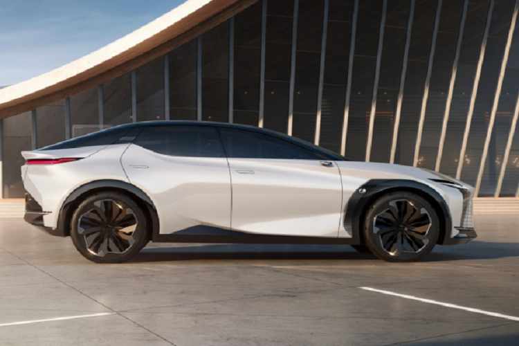 Nhà sản xuất ô tô Nhật Bản đặt mục tiêu cung cấp các biến thể chạy điện cho tất cả các mẫu xe của mình vào năm 2025 và muốn doanh số bán xe điện vượt qua các mẫu xe chạy bằng xăng vào thời điểm đó.