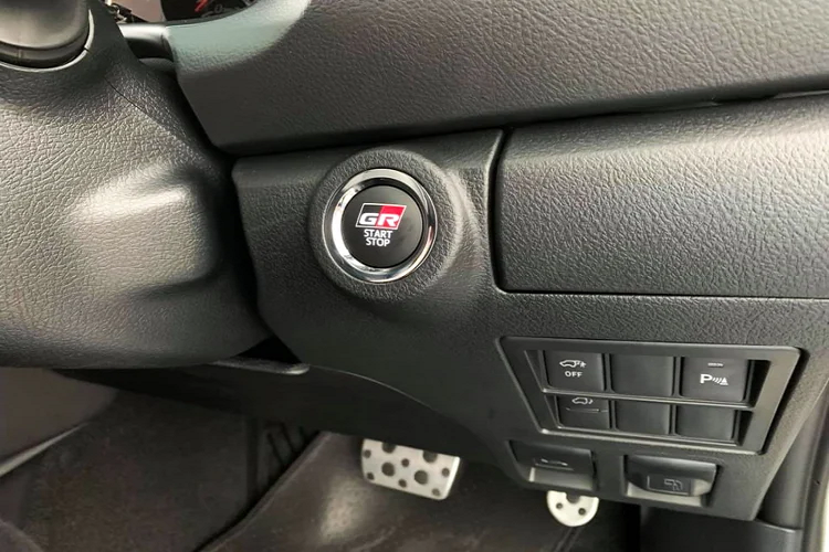 Hệ thống thông tin giải trí Fortuner GR Sport sử dụng màn hình cảm ứng 9 inch, hỗ trợ kết nối Apple CarPlay và Android Auto. Hệ thống âm thanh JBL Premium Audio 11 loa. Hệ thống kết nối T-Connect hỗ trợ nhiều thông tin như nhắc lịch bảo dưỡng, định vị giám sát xe, hỗ trợ khẩn cấp 24h và hơn nữa.