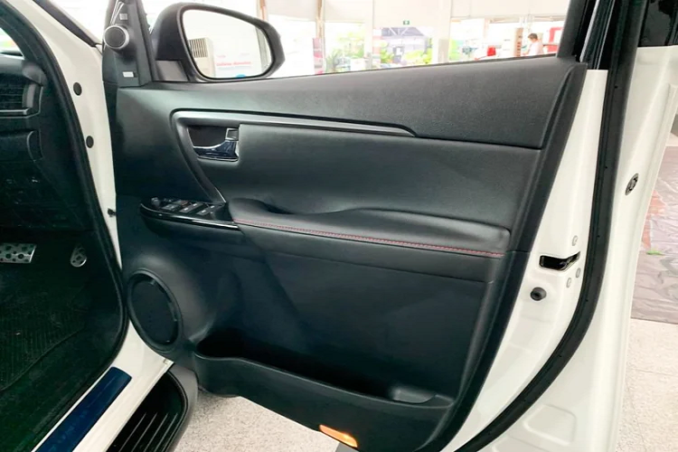 Về an toàn và hỗ trợ lái, mẫu xe SUV Toyota Fortuner GR Sport được trang bị gói Toyota Safety SENSE bao gồm hệ thống cảnh báo điểm mù, cảnh báo phương tiện cắt ngang khi lùi, cảnh báo trước va chạm PCS, cảnh báo chệch làn đường.