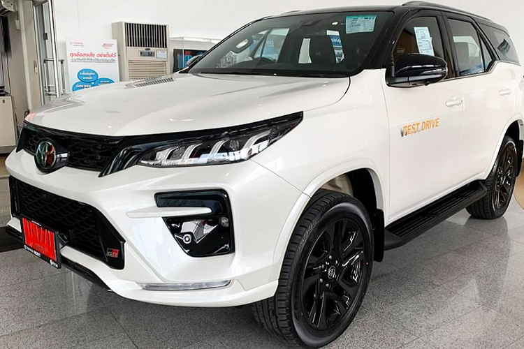 Tại Thái Lan, giá xe Toyota Fortuner GR Sport 2.8 AT 4WD có mức bán từ 1.879.000 – 1.899.000 baht (tương đương 1,304 – 1,317 tỷ đồng). Trong đó, chiếc Fortuner GR Sport trong bài viết là chiếc được sơn màu Trắng (Pearl White White), đi kèm với nóc đen (Black Top), đây là lựa chọn màu sơn có giá cao nhất.