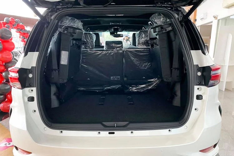 Bên cạnh hệ thống điều khiển hành trình sử dụng radar (Dynamic Radar Cruise Control), camera 360 độ và 7 túi khí, đi cùng với nhiều hệ thống an toàn chủ động và bị động khác.