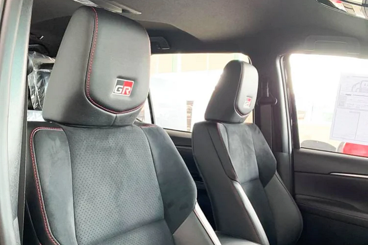 Xe sử dụng hệ thống phanh đĩa trước và sau. Hệ thống treo trước kiểu độc lập, xương đòn kép, giảm sốc kiểu Monotube. Phía sau đa liên kết (4 liên kết) kết hợp với giảm sốc kiểu Monotube. Nội thất Toyota Fortuner GR Sport mang phong cách thể thao. Trong đó chìa khoá, vô lăng và tựa đầu ghế ngồi có logo “GR Sport”. Ghế bọc Da màu đen kết hợp với đường chỉ khâu màu Đỏ.
