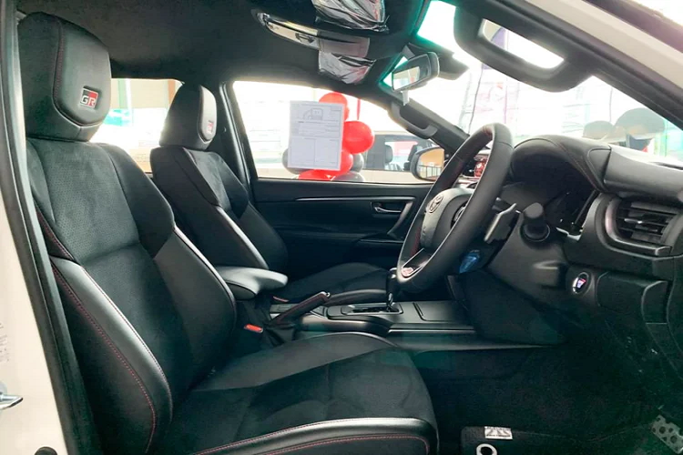 Cản trước thiết kế mới thể thao thiết kế mới với biểu tượng “GR”. Trang trí với nhiều chi tiết sơn màu màu đen bóng ở ngoại thất, tay nắm cửa bên ngoài giống màu xe. “Dàn chân” xe sử dụng bộ mâm hợp 20 inch đa chấu sơn màu Xám Đen mang thiết kế thể thao, đi cùng với kẹp phanh (heo dầu) được sơn màu Đỏ nổi bật hơn các phiên bản thông thường.