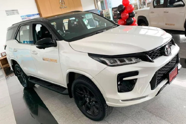 So với phiên bản Legender, Toyota Fortuner GR Sport 2021 mới sở hữu phong cách thiết kế thể thao, hầm hố hơn khi được thiết kế bởi Toyota Gazoo Racing. Phần đầu xe nổi bật với lưới tản nhiệt phía trước màu đen bóng.