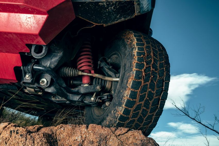 Ngoài ra, Nissan Navara Pro-4X Warrior 2021 còn có thêm hệ thống treo cải tiến đặc biệt và có kích thước lớn hơn so với bản thường. Hệ thống treo này kết hợp cùng lốp chạy mọi địa hình Cooper Discoverer 32 inch để mang đến khả năng off-road tốt hơn cho Nissan Navara Pro-4X Warrior mới.