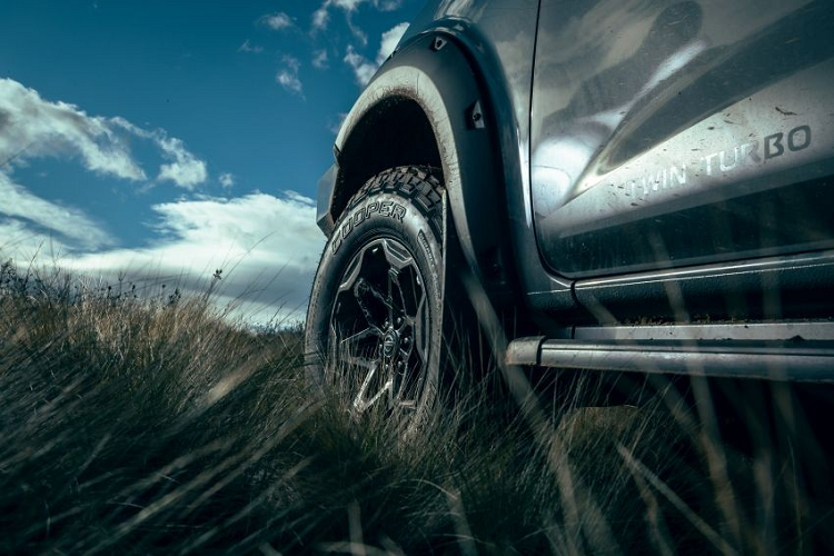 Theo tin đồn, hệ thống treo trước của Nissan Navara Pro-4X Warrior 2021 sẽ giống với N-Trek Warrior cũ. Tuy nhiên, giảm xóc và nhíp sẽ được sơn màu giống với tấm ốp gầm bên dưới cản trước. Những chi tiết còn lại của Nissan Navara Pro-4X Warrior 2021 sẽ được bê nguyên từ N-Trek Warrior sang như bộ vành hợp kim rộng hơn nhằm phù hợp với bộ lốp off-road cỡ lớn hơn, đệm cao su (bump stop) ở lò xo nâng cấp, ốp bảo vệ gầm và chiều cao gầm có thể tăng thêm 42 mm.