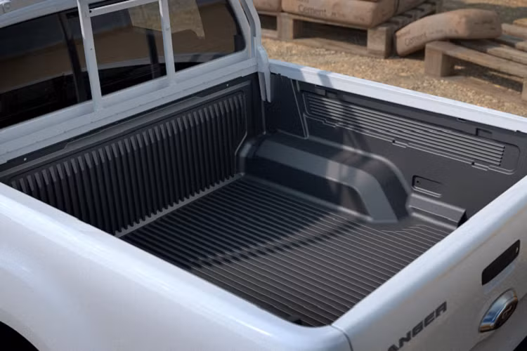 Ở bên trong, Ranger Tradie có hệ thống thông tin giải trí SYNC 3 với màn hình cảm ứng 8 inch, kết nối Apple CarPlay và Android Auto. Ngoài ra, xe còn có thể kết nối với điện thoại để thực hiện từ xa các tác vụ như khởi động, mở/khóa cửa, bật hệ thống điều hòa không khí…