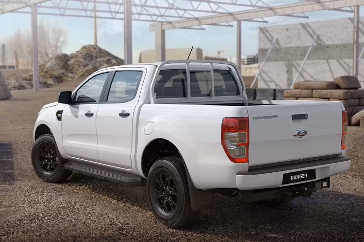 Được xây dựng trên nền tảng Ranger XL 4×4 Double Cab, Ford Ranger Tradie 2021 mới được bổ sung dàn phụ kiện chính hãng. Đây cũng là cách Ford Australia đã làm với bản Wildtrak X.