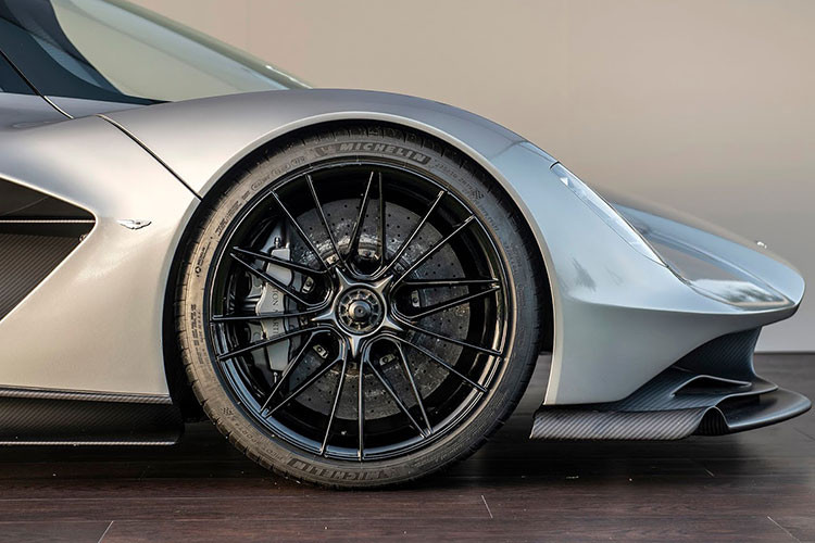 Đi kèm là một bộ vi sai chống trượt điện tử ở trục sau, đặc biệt hơn, xe có cả chế độ lùi hoàn toàn bằng động cơ điện giúp việc lùi xe nhẹ nhàng và dễ dàng hơn.