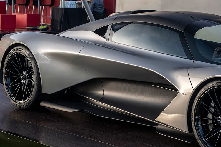 Nhờ đó, Aston Martin Valhalla dễ dàng tăng tốc từ 0 - 100 km/h trong 2,5 giây, vận tốc tối đa chạm ngưỡng 330 km/h. Toàn bộ sức mạnh của Aston Martin Valhalla được gửi đến các bánh xe thông qua hộp số tự động ly hợp kép tám cấp do chính Aston Martin chế tạo độc quyền và dành riêng cho siêu xe hybrid này.